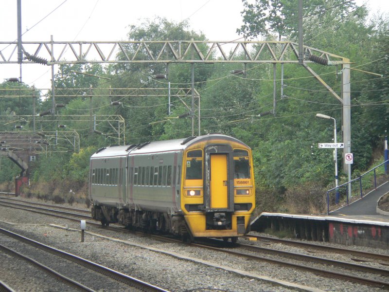 Arriva-Zug 158861 passiert im August Heaton Chapel.