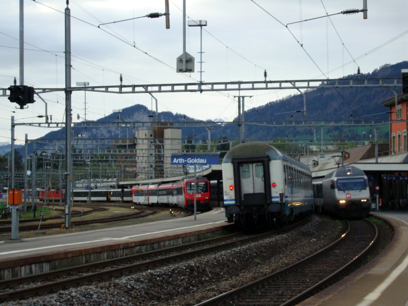 Arth-Goldau am 02.05.2008,Zeit 8.06: Rechts ist soeben der IR nach Zrich HB eingefahren, in der Mitte, mit 14 min. Versptung steht ein ETR 470-Ersatzzug mit Re 4/4 II und links davon steht ein RBDe 566 der SOB.