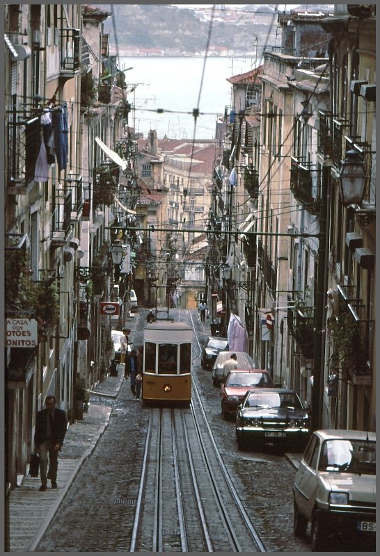 Ascensor da Bica in den engen Gassen Lissabons mit Blick auf den Tejo. (Archiv 06/92)