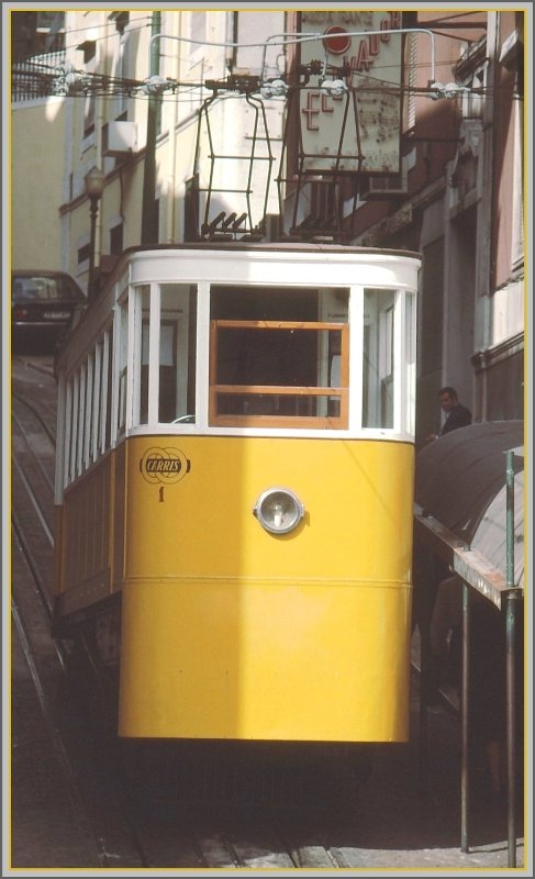 Ascensor da Gloria Lisboa Talstation mit Wagen 1 der Nahverkehrsgesellschaft Carris. (Archiv 06/1992)