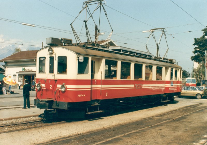 ASD / TPC -  Triebwagen  ABFe 4/4  2  am warten auf Fahrgste im Bahnhof von Aigle im Mai 1986 .. Bild ab Dia