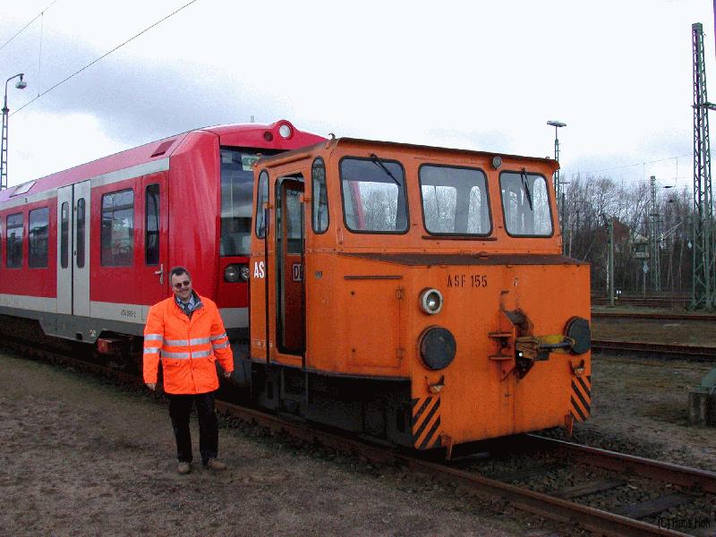 ASF - Akku-Schleppfahrzeug mit Lokfhrer Benno Hafas vor BR 474. Der S Bahnwagen wird gerade ber die UFD (Unterflurdrehbank) fr Radstze in Hamburg-Eidelstedt gezogen. Mrz 2002.