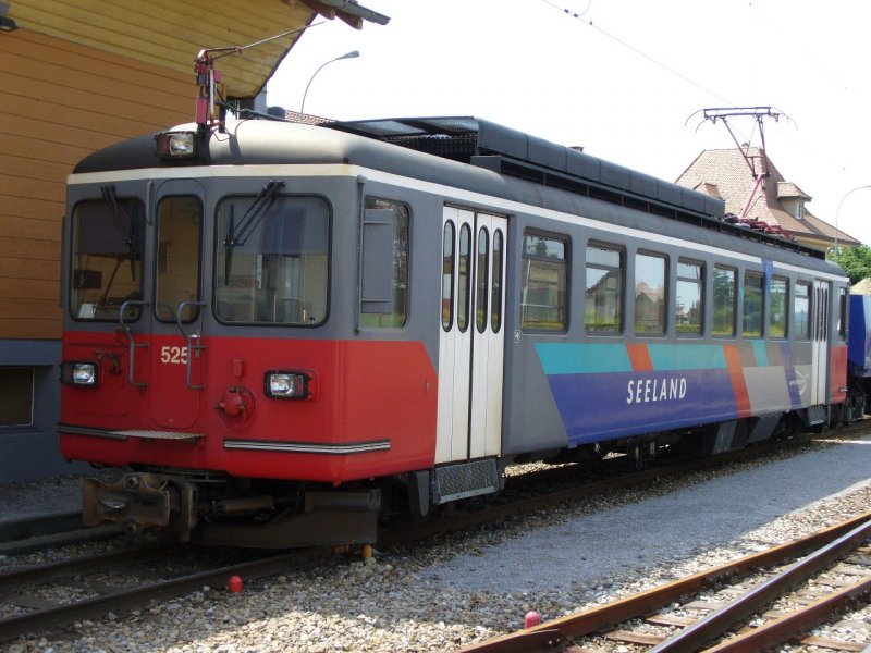 asm / ( BTI )- Triebwagen Be 4/4 525 beim einsatz im Tglichen 
( Mo - Fr ) Kieszug zwischen Sutz und Siselen beim Zwischenhalt in Tuffelen am 30.05.2007