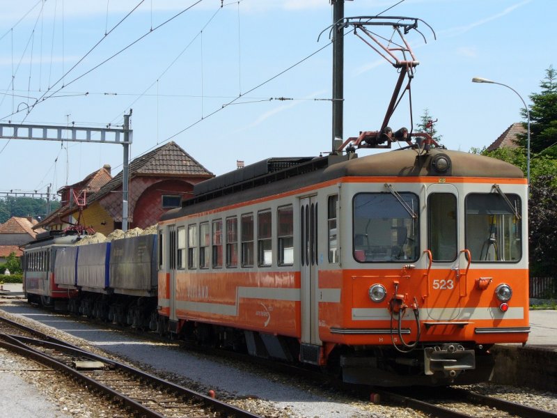 asm ( BTI ) - Tglicher Kisezug mit Triebwagen Be 4/4 523 und 3 Kieswagen ( ex DDR Braunkohlewagen ) sowie der Triebwagen Be 4/4 525 im Bahnhofsareal von Tuffelen am 30.05.2007