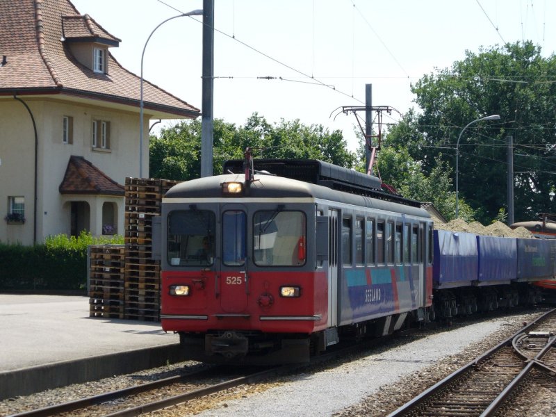 asm ( BTI ) - Tglicher Kisezug mit Triebwagen Be 4/4 525 und 3 Kieswagen ( ex DDR Braunkohlewagen ) sowie der Triebwagen Be 4/4 523 bei der einfahrt in den im Bahnhof von Tuffelen am 30.05.2007