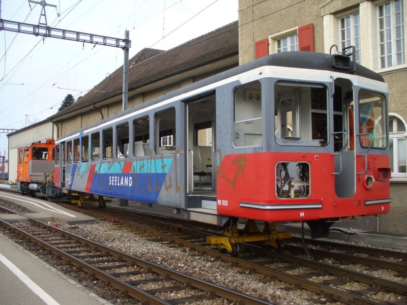 asm / BTI - Ausrangierter Steuerwagen Bt 552 auf Hilfsdrehgestellen mit dem Tm 2/2 541 im Bahnhof von Tuffelen am 07.03.2008