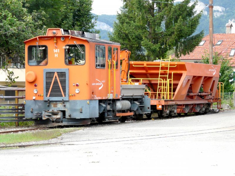asm - Baudienst Tm 2/2 141 mit Schotterwagen Fad 196 im Bahnhofsareal von Niederbipp am 02.08.2008