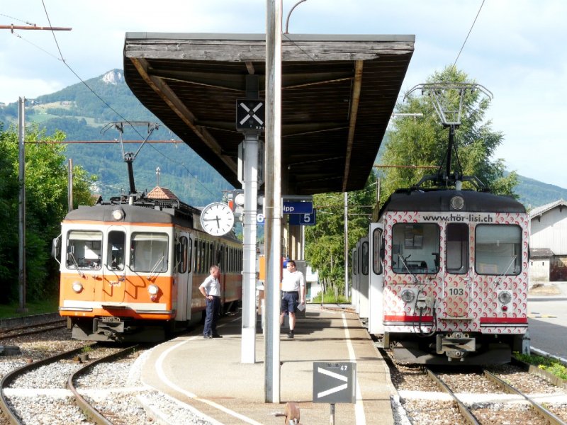 asm - Be 4/4 303 mit Bt 352 und Be 4/4 103 mit Bt 153 am warten im Bahnhof von Niederbipp am 02.08.2008
