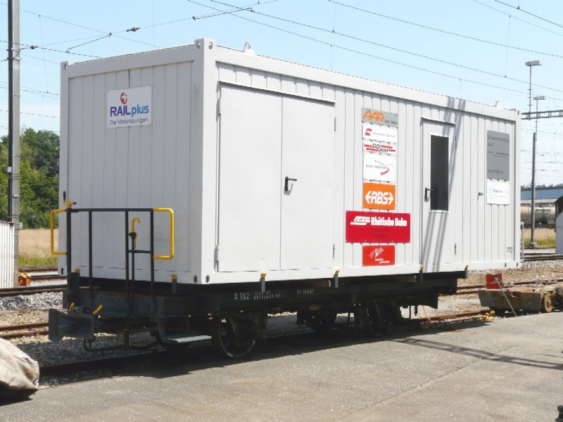 asm - Dienstwagen X 192 beladen mit dem Fahrsimulator von  RAIL plus  im asm Depotareal von Langenthal am 11.07.2008