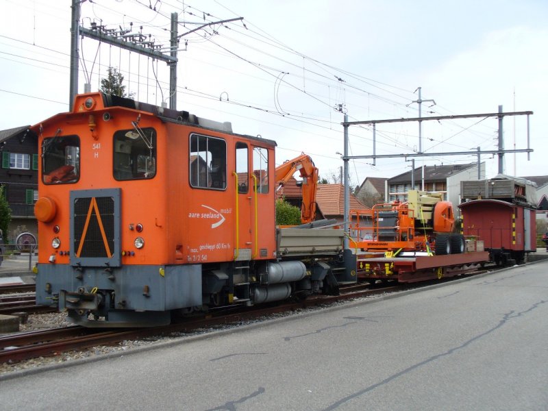 asm - Dienstzug mit Tm 2/2  541 und Dienstwagen X  593 + X  591 im Bahnhof von Tuffelen am 28.03.2008