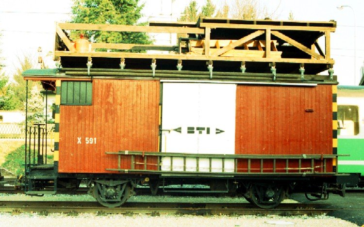 asm (ex BTI)1000 mm ..Dienstwagen X 591.. vor dem Depot im Tuffelen im Mrz 1990