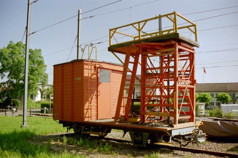 asm (ex SNB)1000 mm ..X 391 Dienstwgen / Fahrleitungskontrollwagen.. im Depotareal von Langenthal am 18.06.2006
