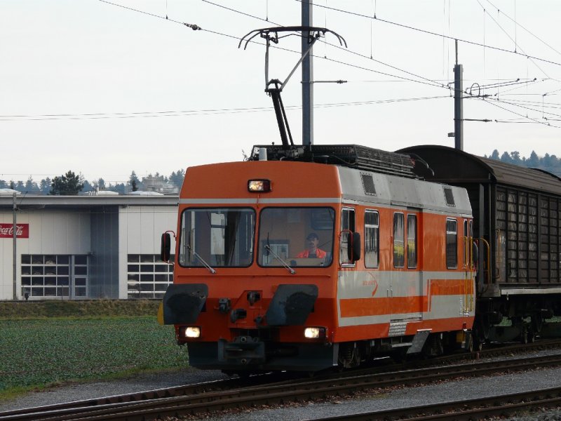 asm - Gterlok De 4/4 121 mit Gterwagen auf Rollbcken in der asm Gteranlage von langenthal am 30.11.2007