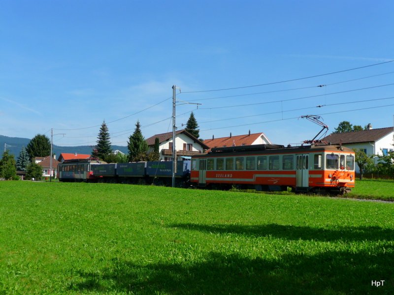 asm - Kieszug der asm mit be 4/4 523 + 3 Kieswagen Typ Fad + be 4/4 525 unterwegs in Tuffelen am 17.08.2009