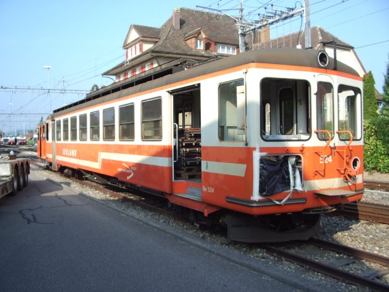 asm - Letzte Fahrt auf Schienen der zum Abruch vorgesehene Triebwagen Be 4/4 524 in Tuffelen am 28.07.2008
