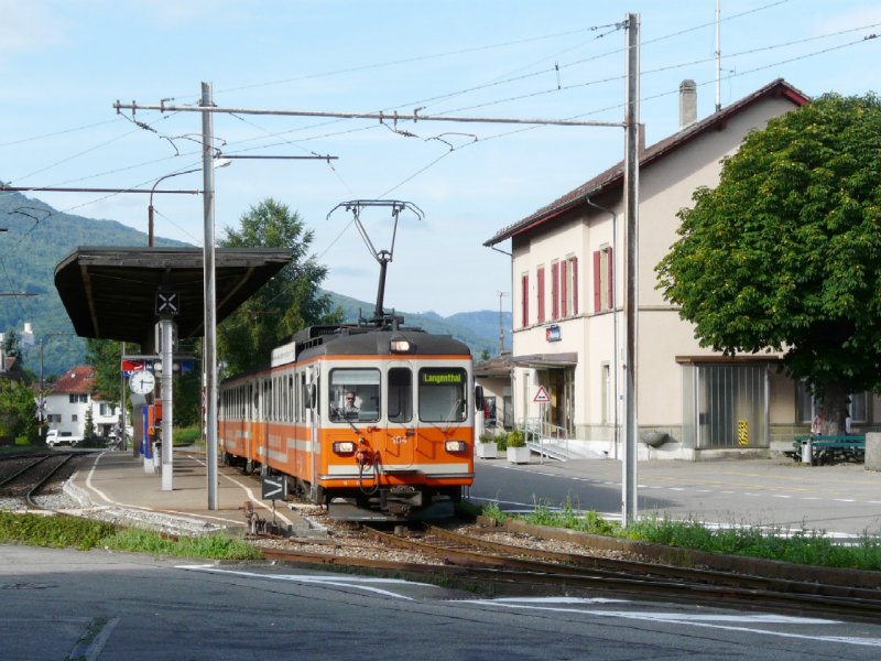 asm - Regio bei der ausfahrt aus dem Bahnhof von Niederbipp nach Langenthal mit dem Be 4/4 104 mit Bt 154 am 02.08.2008