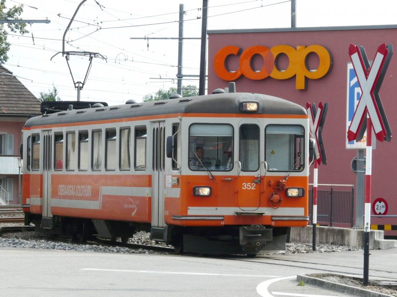 asm - Regio mit dem Steuerwagen Bt 352 bei der einfahrt in den Bahnhof von Niederbipp am 02.08.2008