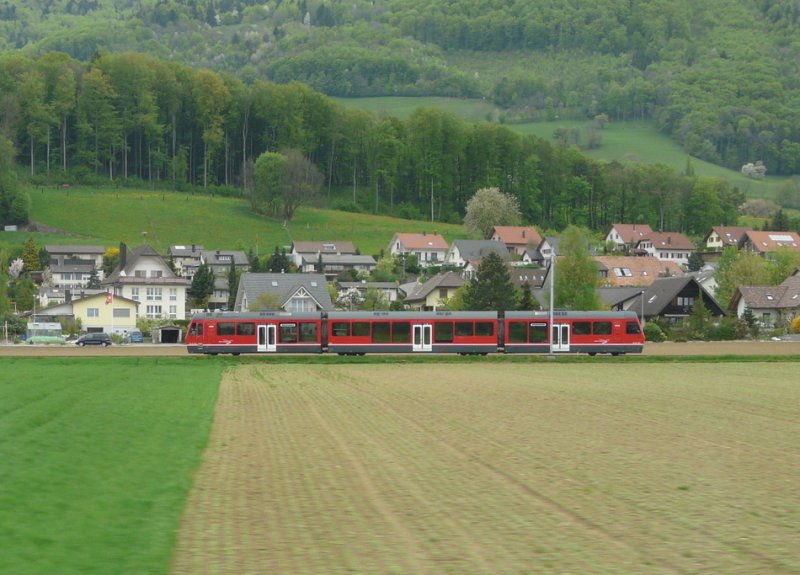 asm - Regio nach Solothurn mit dem Be 4/8 112 bei Niederbipp am 26.04.2009 .. das Bild wurde aus einen Fahrenden SBB Regio nach Solothurn - Biel geschossen ..