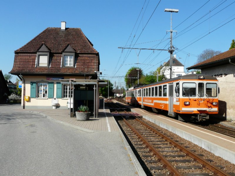 asm - Steuerwagen Bt 353 mit Triebwagen Be 4/4 303 im Bahnhof von Wiedlisbach am 06.05.2008
