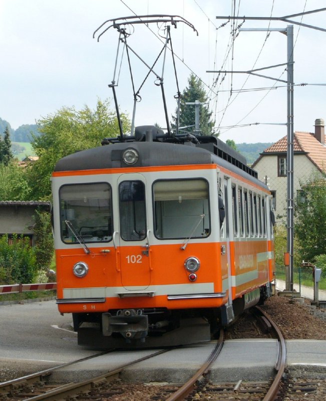 asm - Triebwagen Be 4/4  102 bei der Ausfahrt aus dem Bahnhofsarel von Wiedlisbach am 07.09.2007