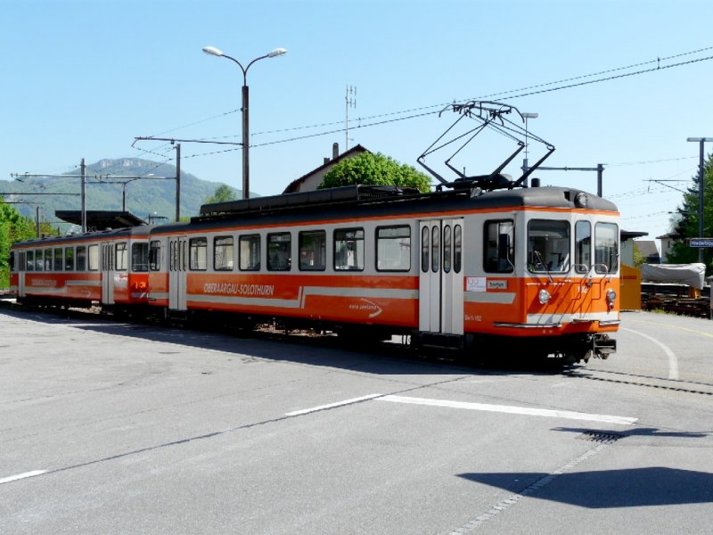 asm - Triebwagen Be 4/4 102 mit Bt 151 bei der ausfahrt aus dem Bahnhof von Niederbipp am 06.05.2008
