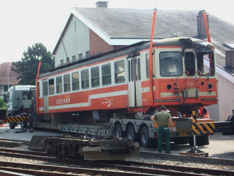 asm - Verlad in Tuffelen auf die Strasse fr in den Abruch Triebwagen Be 4/4  524 ... Bild vom 28.07.2008