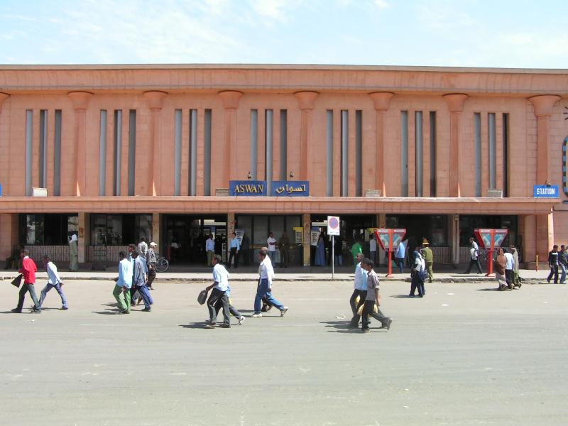 Assuan/Aswan,Der Bahnhof von der Strassenseite aus.21.03.05
