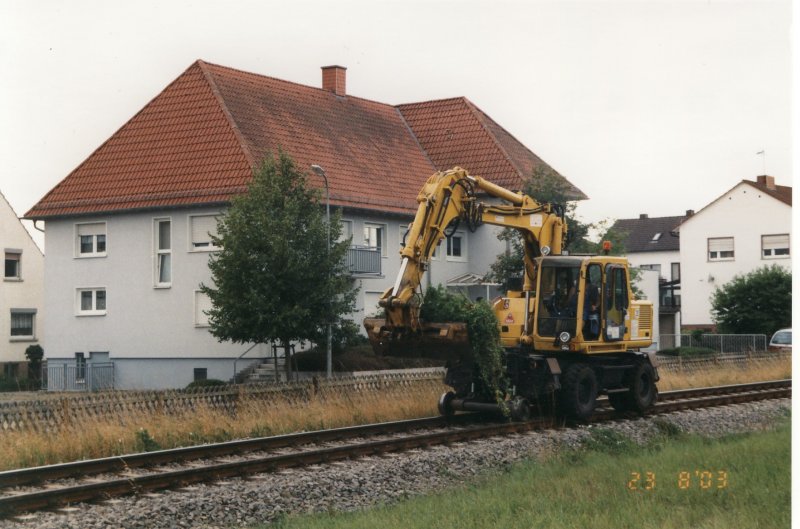Atlas 1604 ZW bei Bauarbeiten auf den Gleisen der Bahnstrecke Friedberg-Nidda in Reichelsheim, (Wetterau )Hessen. 