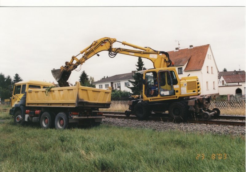 Atlas 1604 ZW bei Verladearbeiten an der Bahnstrecke Friedberg-Nidda in Reichelsheim,(Wetterau)Hessen.