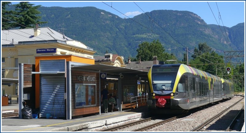 ATR 100.010 und ? der Vinschgerbahn im Bahhof Meran, bereit zur Abfahrt nach Mals. (13.06.2009)