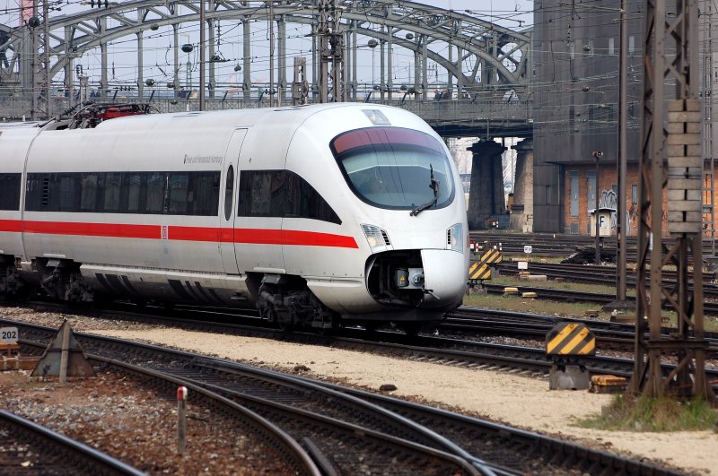 Au Backe : ICE-T  Freie und Hansestadt Hamburg  auf dem Weg zum Zahnarzt. Eine einseitig geffnete Kupplungsabdeckung war auch fr meine Linse eine Premiere. (edit. 11.05.08; 18:40 Uhr)