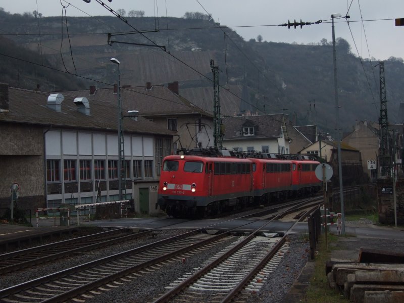 Auch dieser 110er Lokzug ist wegem dem Fahrplanwechsel unterwegs er besteht aus 3 Trierer Maschinen nmlich 110 333,110 320 und in der Mitte wie unschwer zu erkennen ist 110 166 sie sind auf dem Weg in ihre neue Heimat Mnchen am 13.12.08 in Bacharach

