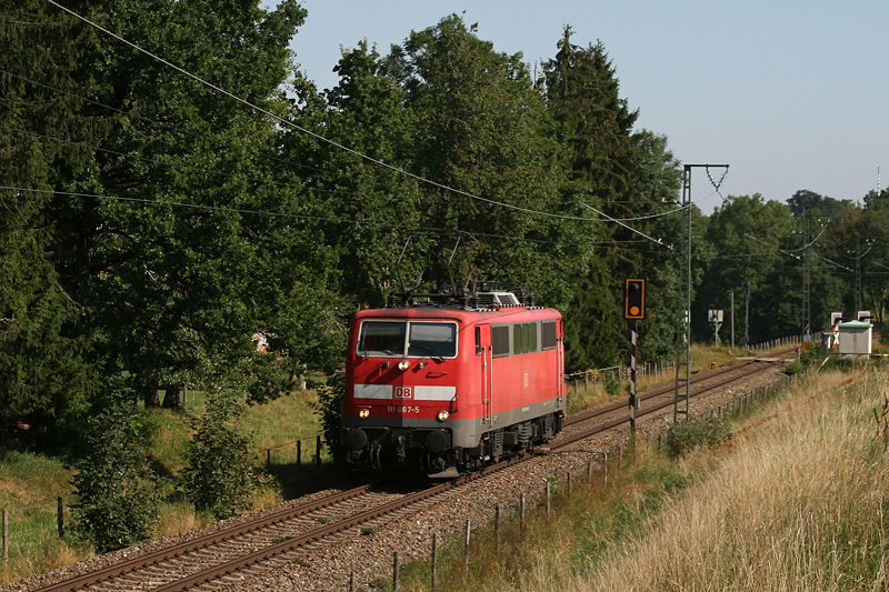 Auch 111 067 wurde am 20.08.2009 ber die Mangfallbahn umgeleitet. Am Vormittag des 20.08.2009 wurde sie bei Fching abgelichtet.