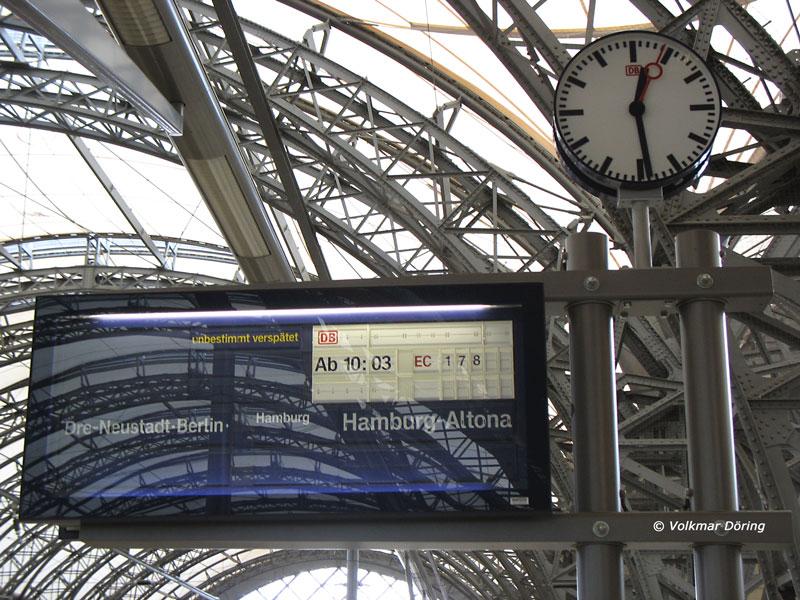 Auch 146 Minuten nach der planmigen Abfahrtszeit heisst es am Bahnsteig 17 in Dresden Hbf. fr den EC 178 ber Berlin nach Hamburg immer noch:  unbestimmt versptet  - 28.05.2006
