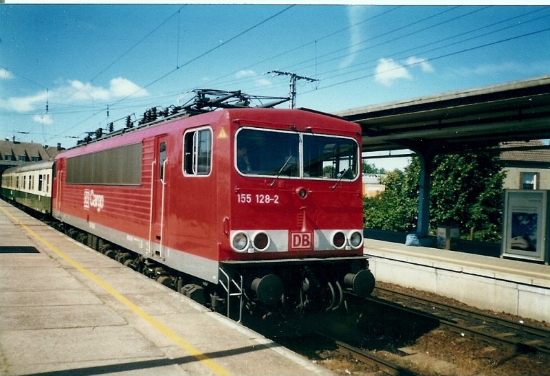 Auch die 155 konnte man in Stralsund vor Reisezge antreffen.Mit einem Personenzug nach Angermnde steht 155 128 im Sommer 1998 am Bahnsteig 3.