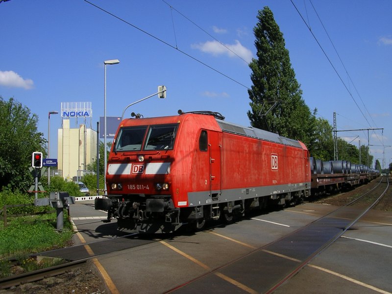 Auch eine 185 011-4 ist mit Blechrollen unterwegs, sonst sind
meistens 225,232er vorgespannt.(24.07.2008)