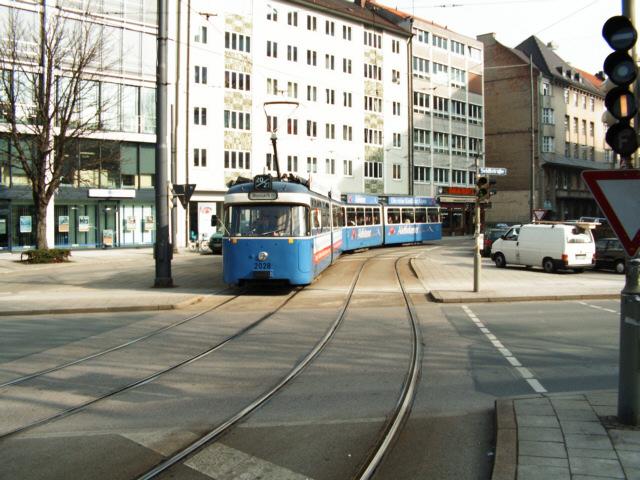 auch 2028/3037 war am 24.03.05 wieder auf der Linie 20 Richtung Moosach unterwegs... man beachte das alte Zielschild. Wegen dem U-Bahnbau kann die Linie 20 nur bis Pelkovenstrae fahren.