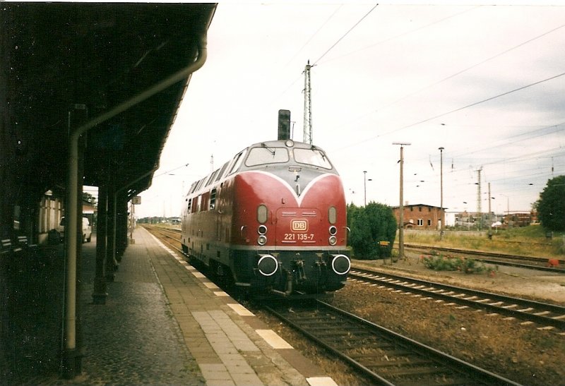 Auch die 221 135 war auf Rgen.Hier mute Sie als Lz nach Binz in Bergen/Rgen einen Betriebshalt einlegen.