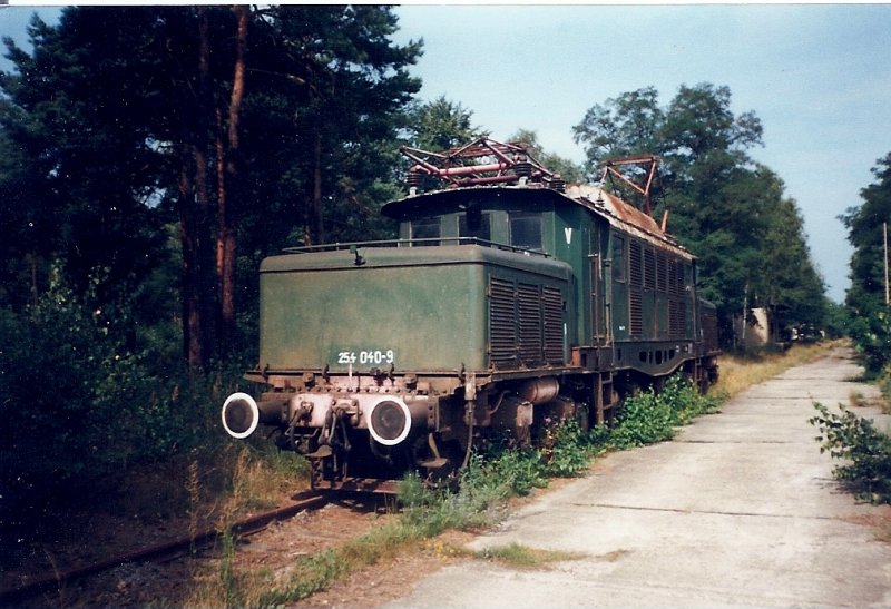 Auch die 254 040 gehrt zu Bernd Falz Sammlung.Hier steht die Lok auf dem Gelnde eines ehmaligen Munitionslagers im August 1998 in Jterbog Altes Lager.