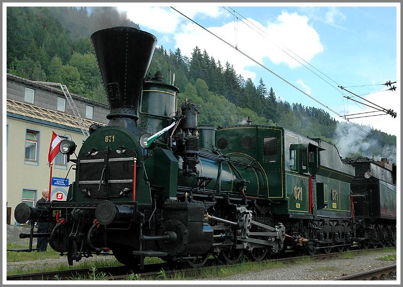 Auch die 671 der GKB war am 11.6.2006 beim Dampfloktreffen in M�rzzuschlag vertreten. Sie zog von Graz einen Sonderzug nach M�rzzuschlag.