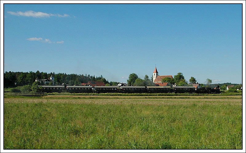 Auch 671 war am 18.5.2007 im Einsatz. Wegen der Vmax von 40 km/h allerdings nicht im Plandienst, sondern als Sonderzug fr einen privaten Besteller von Graz nach Kflach und wieder retour. Die Aufnahme entstand bereits bei der Rckfahrt als SPz 8454 in Sding. Leider war an dieser STelle keine Dampfentwicklung, daher verschwindet der Zug irgendwie in der grnen Landschaft.