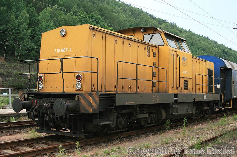 Auch die 710 967-1 von DGT ist bei den Vorbereitungen zu den Umbauarbeiten in Bad Schandau angekommen. Aufnahme von 22.5.2007.
