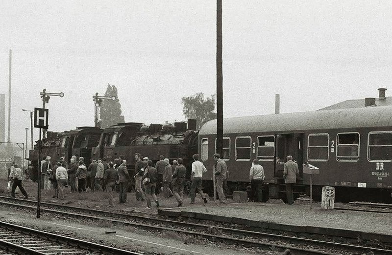 Auch in den achtziger Jahren waren die Dampflokfreunde schon eifrig im Einsatz - alle st�rmen zu den Loks (BR86), hier in Neustadt Sachsen