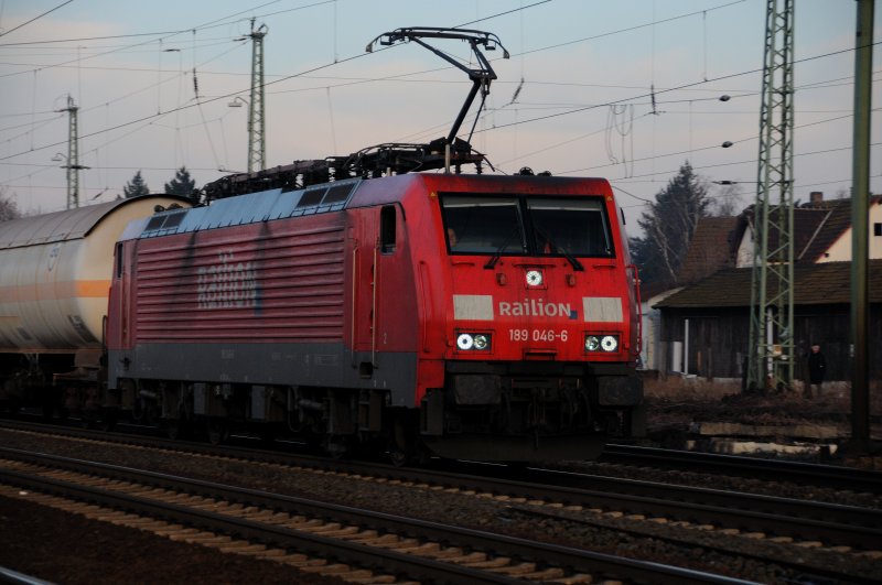 Auch ltere Mitmenschen knnen sich den neuen Formen der eisenbahntechnischen Entwicklung nicht entziehen. 189 046-6 hat ihren Bewunderer an der KBS 655 gefunden. (Feb. 2009).