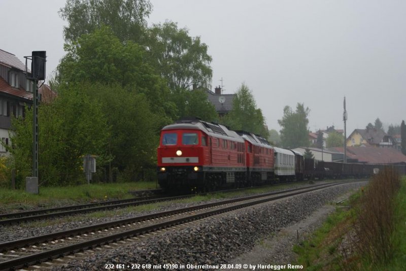 Auch der usserst zuverlssige 45190 wurde Opfer des Regens..
232 461 und 232 618 rollen durch Oberreitnau talwrts nach.
28.04.09