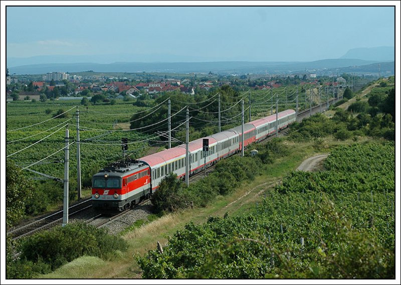 Auch am 1.7.2007 war wieder eine 1142 vor dem OEC 558  Joseph Ressel  von Graz nach Wien, und zwar 1142 707. Planm��ig wird dieser Zug von einer 1116 traktioniert. Bei der Aufnahme stand ich auf der H�he des S�dportal des Busserltunnels zw. Pfaffst�tten und Gumpoldskirchen an der S�dbahn.
