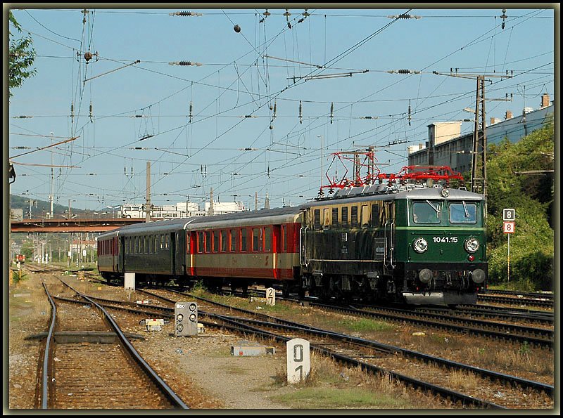 Auch am 19. und 20. August 2006 kam am Erlebniszug Wachau nicht die Stammlok 1046 zum Einsatz. An diesen beiden Tagen bespannte 1041.15 den E 6104  Erlebniszug Wachau  von Wien S�d nach St. Valentin. Die Aufnahme entstand am 19.8.06 in der Fr�h bei der Durchfahrt in Wien Penzing.