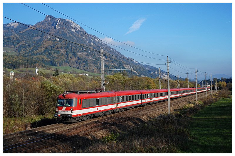 Auch am 25.10.2008 war 4010 016 an der Spitze des IC 518  Karl B�hm  von Graz nach Salzburg. Die Aufnahme entstand n�chst Mautern in der Obersteiermark.