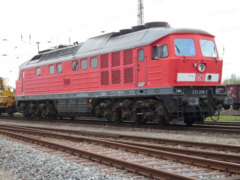 Auch am 27.April 2009 war wieder 233 206 mit dem Gleisbauzug in Bergen/Rgen unterwegs.
