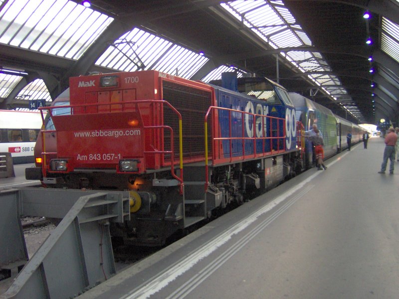 Auch die Am 843 57-1 schleppte am 22.5.2005 einen auf der Strecke liegengebliebenen Interregio mit einer Re 460 in den Hauptbahnhof von Zrich.